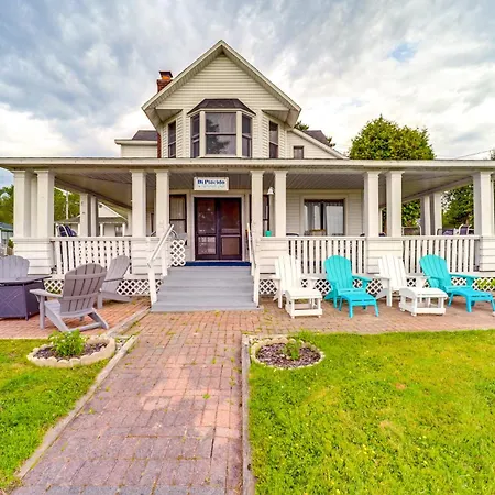 Waterfront Alanson Cottage With Dock And Lake Access!